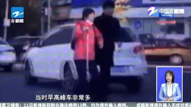 满满的善意 他停车扶盲人过马路 后面车辆无一人按喇叭