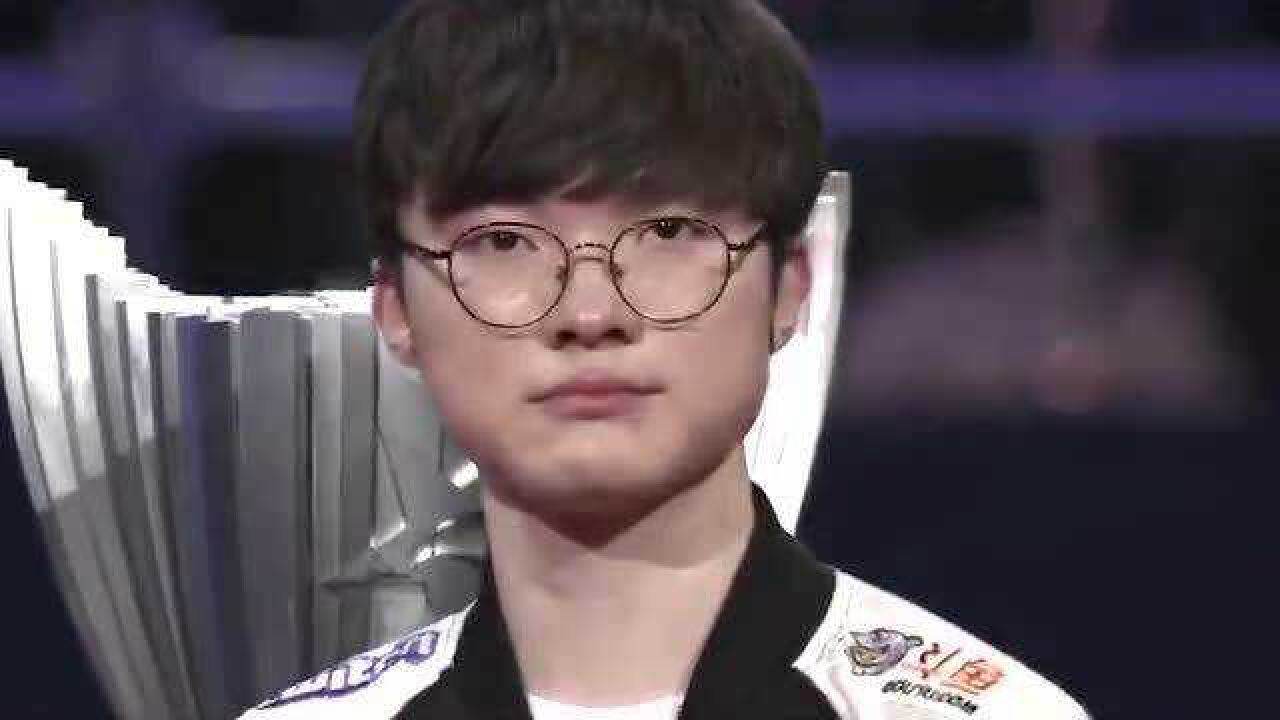 三冠王大魔王Faker的背后,每天训练10个小时以上手指都弯曲了