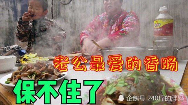 一身红衣,体重240斤的胖妈嗜好吃肉,年货香肠已经被她吃掉一半