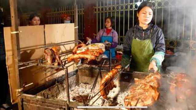 大姐路边卖烤肉,啥也不放直接烤,油水流出再切开,口水流了