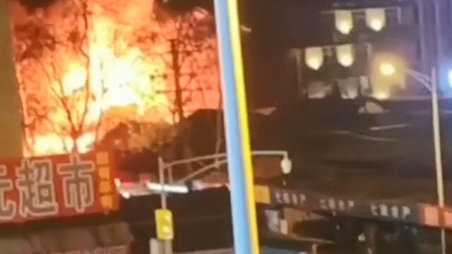 30秒|四川雅安一农贸市场突发火灾 无人员伤亡