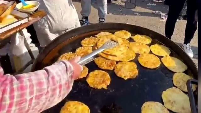 三块钱一个的大油饼,大哥两口一天卖几百个,小日子过的红红火火