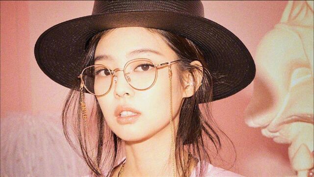 Jennie金智妮时尚封面照,个性眼镜百搭造型,演绎摩登的百变少女