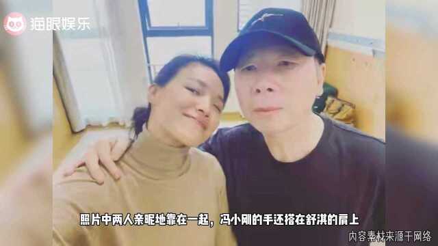 冯小刚与舒淇搂肩合照,背景疑似是病房,男方懒理此前2.3亿赔款