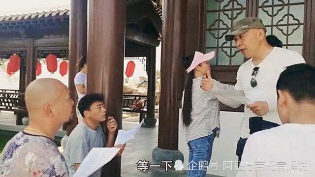 河南搞笑方言喜剧:为了跟美女作搭档,俩人大打出手,导演都崩溃了