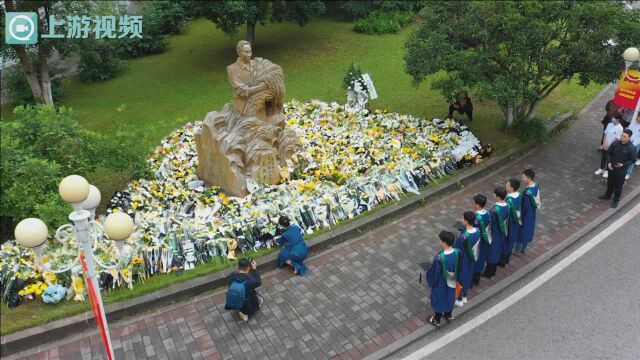 致敬!西大师生送别袁隆平院士 塑像前堆满鲜花