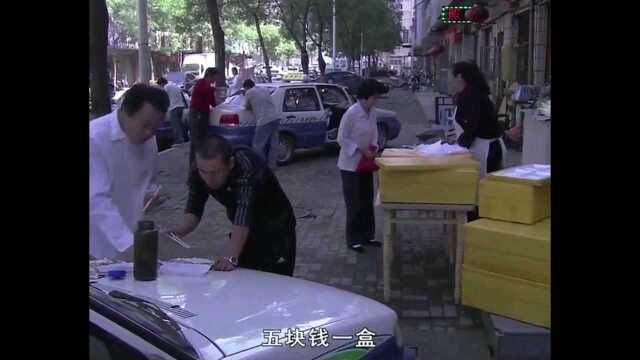 盒饭便宜又好吃但没有客人,女人想了一个奇招,一下排起长队