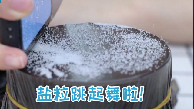 #“知识抢先知”征稿大赛# 声波的威力到底有多强?看看水杯上的盐粒,结果吓人一跳!