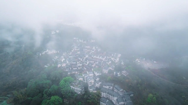 人生海海,山山而川,不过尔尔.我喜欢古镇,喜欢小地方,每条巷子、石板路都是故事.舟行水上,如置画中.