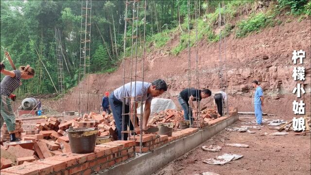 农村自建房开始砌墙,3个师傅一天砌了3000砖,这种砌法安全结实