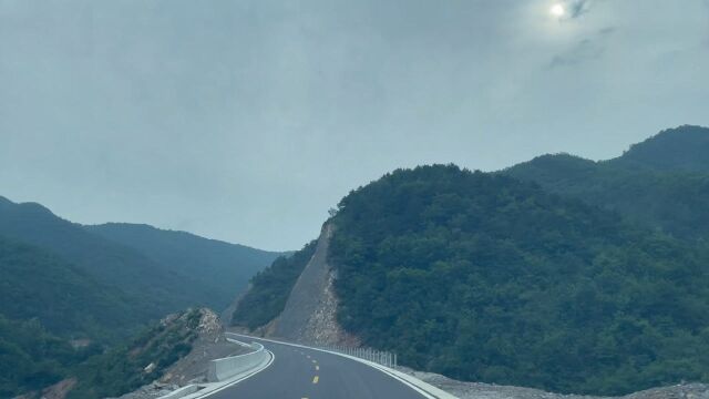 山西陵川县最适合自驾的公路,全程气温25度,打开天窗行驶在这里,怎一个爽字了得