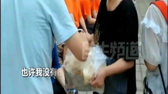 河南郑州:大姐做饼送给一线人员:看到很多人没吃饭很难受