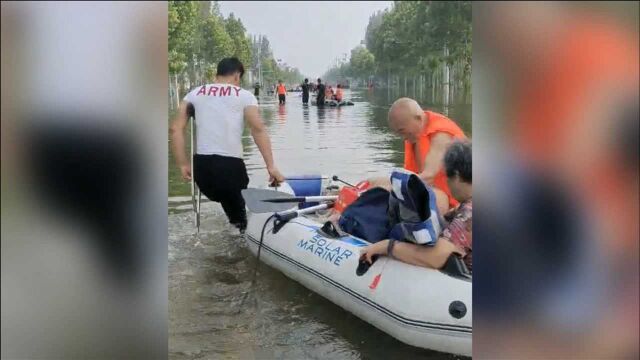 水里泡13个小时 濮阳“独腿”小伙新乡抗洪现场救援60多人