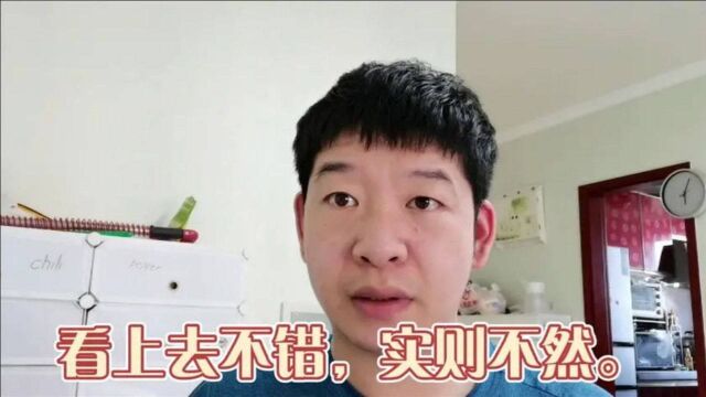 网上看到一女士当街征婚,路人看到征婚广告之后,纷纷离去.