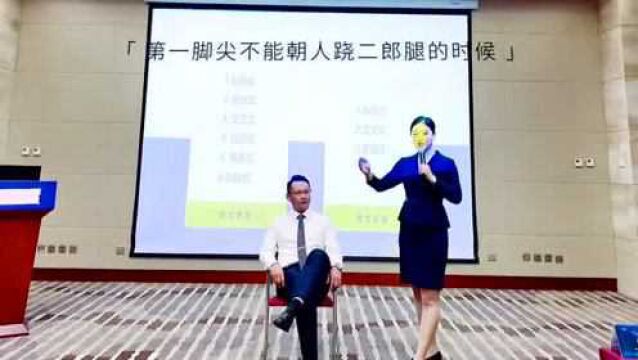 男士都来说说,你在正式场合下的坐姿是什么样的呢?#礼仪 #知识