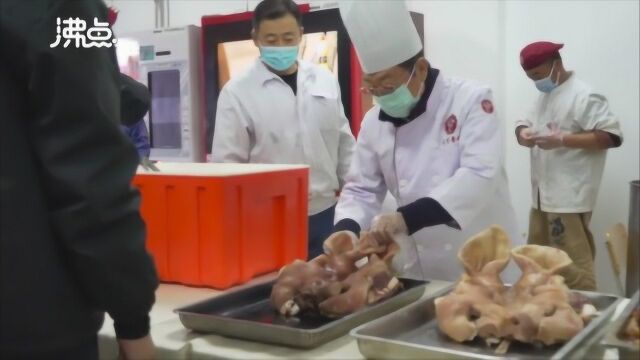 大连高校杀30头猪买5000斤酸菜做杀猪菜给学生加餐:让大家体验东北过年氛围