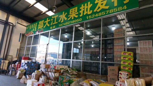 乌兰浩特市泰华农产品批发市场水果、蔬菜供应充足