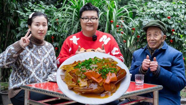 阿米开始凑备年夜饭了,秘制老菜“神仙鸭”大火蒸3小时,软烂脱骨