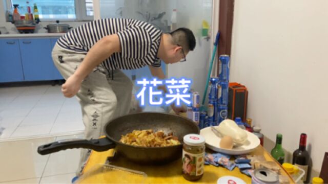 吃货王囔囔,饿了买个大花菜切块肉,起锅烧油花菜炒肉出锅吃起来#三月就要春风得意#许愿2022#一日三餐#一学就会的美食