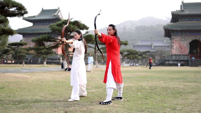 小师妹学拉弓射箭,箭射出了很远,姿势专业的帅气,自己都觉得帅