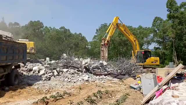 电白一村民占用农田建房,当场被拆除!