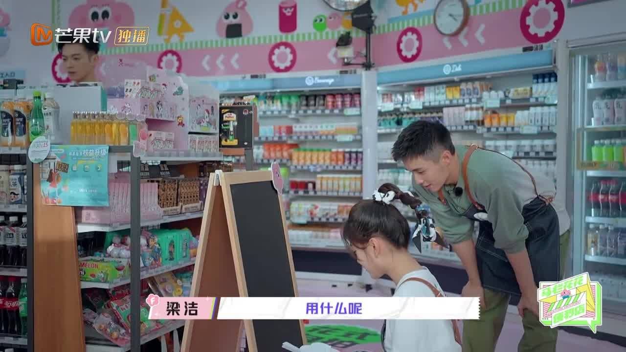 梁洁翟子路默契配合做板报 画画写字样样在行!