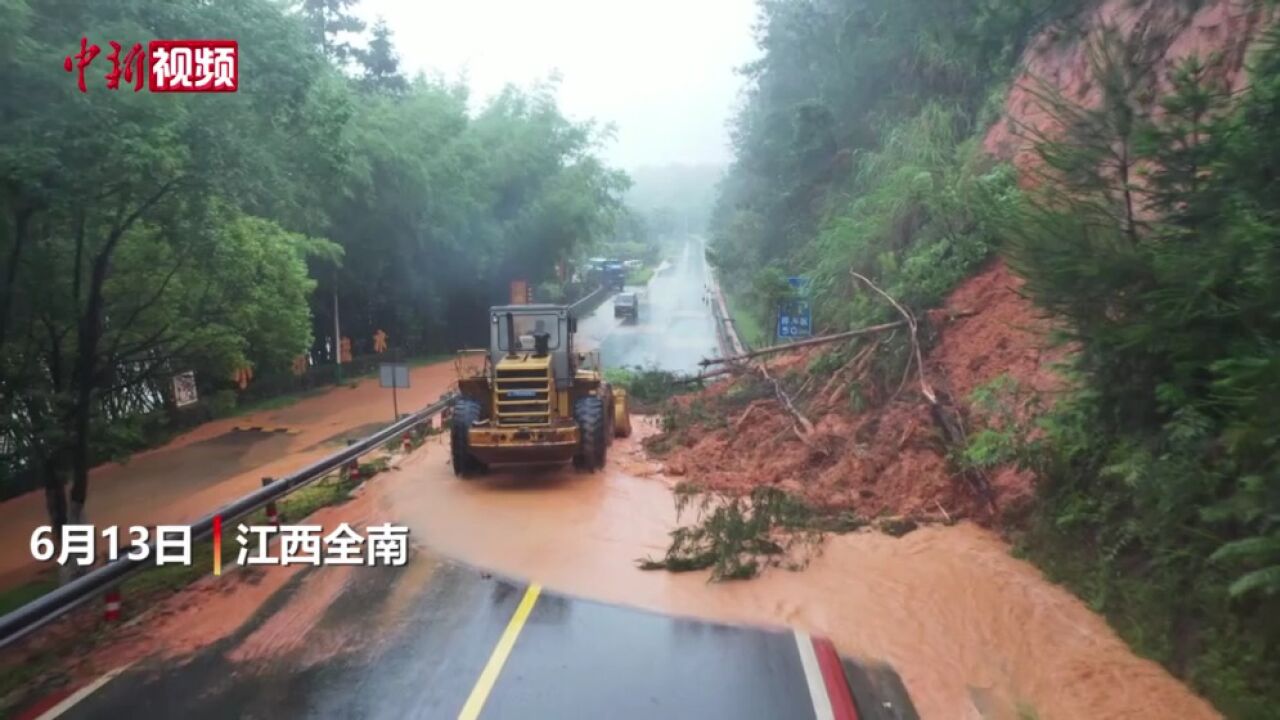 江西全南:暴雨致山体滑坡土方流入路面