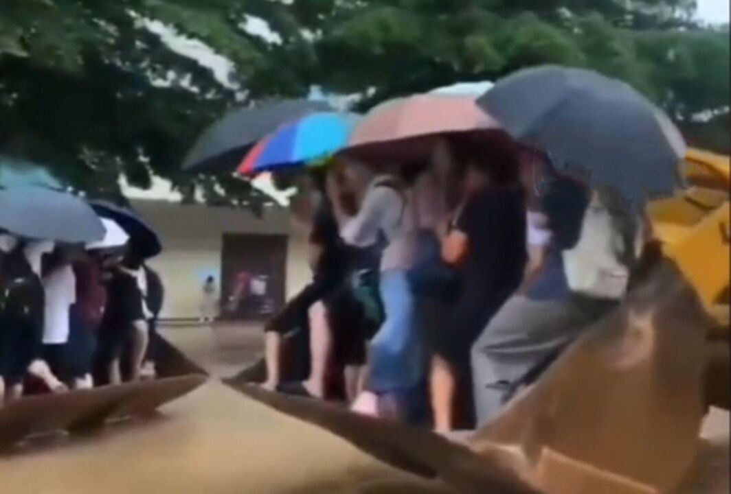 广东湛江暴雨致水浸街,警察用橡皮艇挖掘机护航高考生