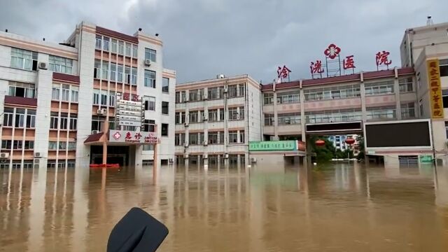 广东英德局地电力、通讯中断 消防开冲锋舟进医院送群众就医