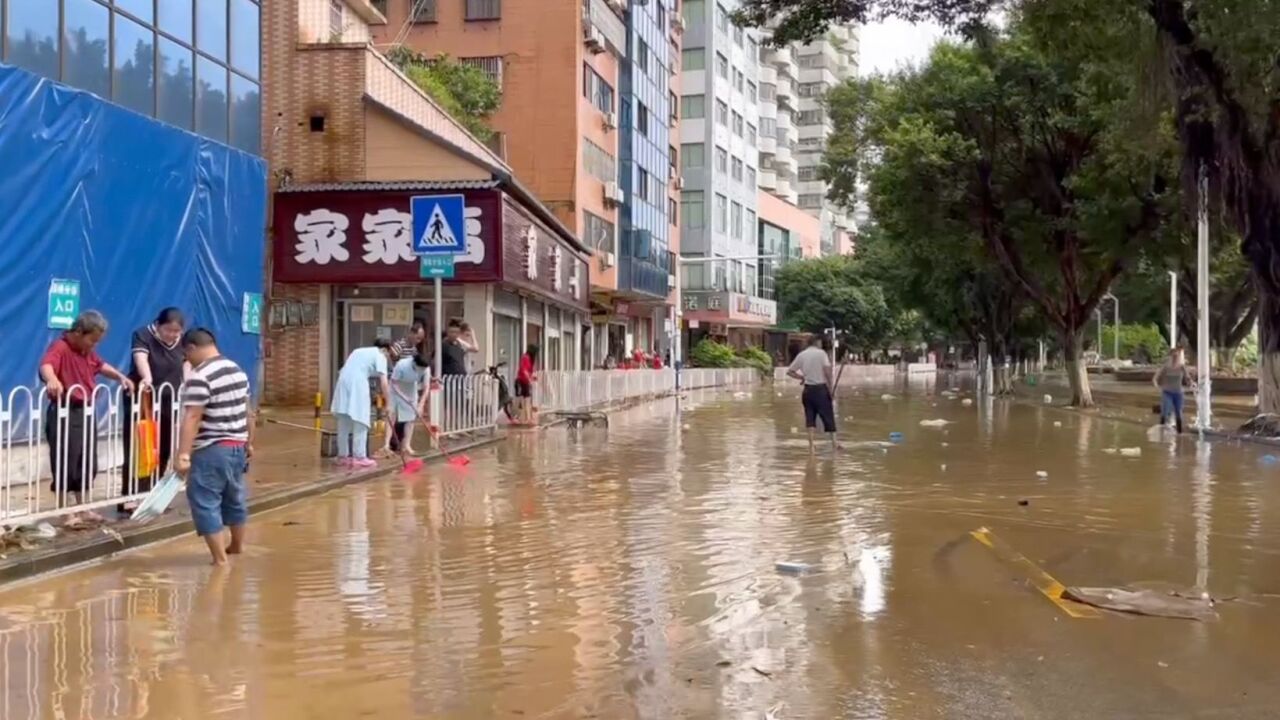 韶关第二个洪峰已被削平:市区内洪水退去,清淤工作正在进行