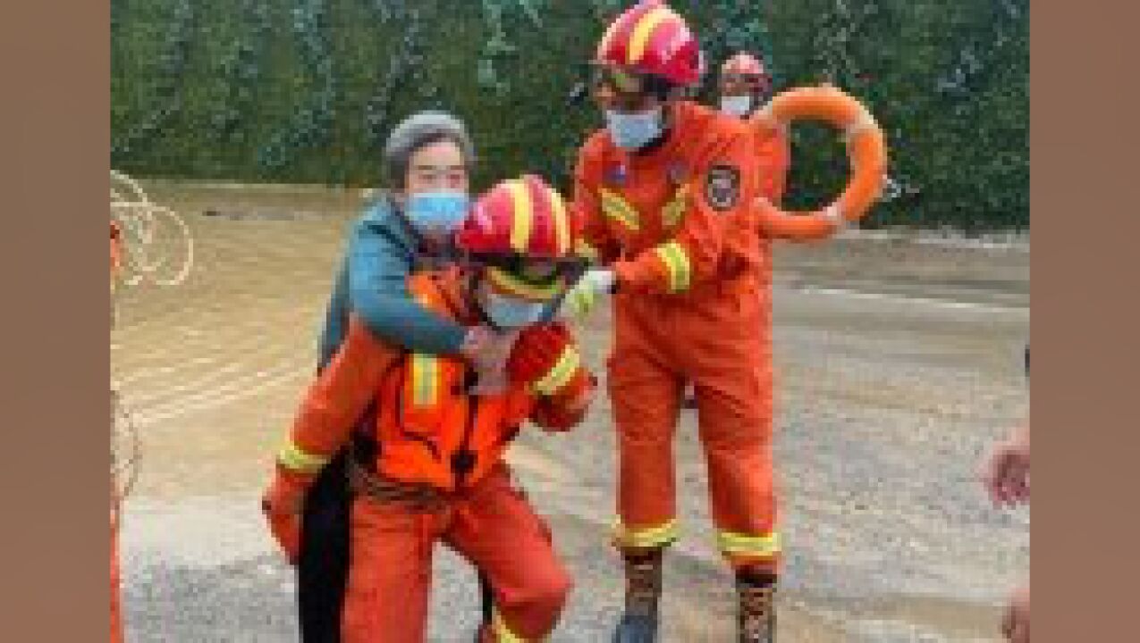 甘肃兰州突发强降雨 城区多路段积水严重多人被困