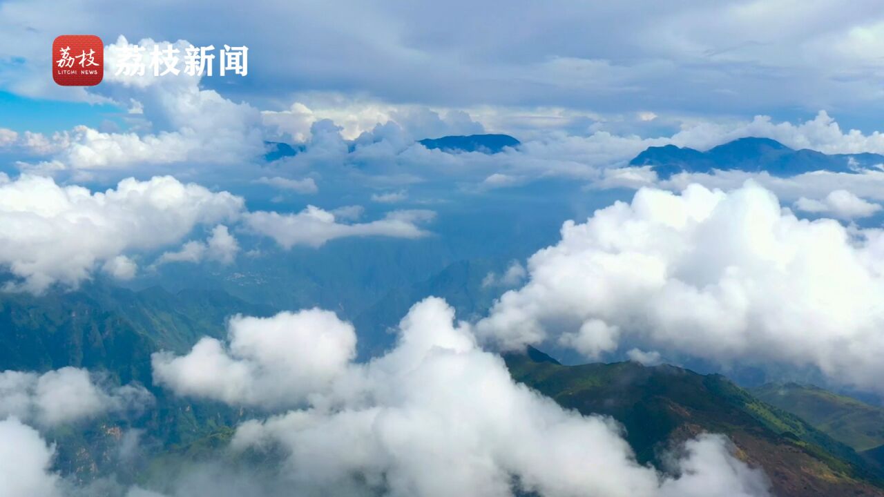 绝美!四川龙头山层峦叠嶂 日出云海翻涌缠绕