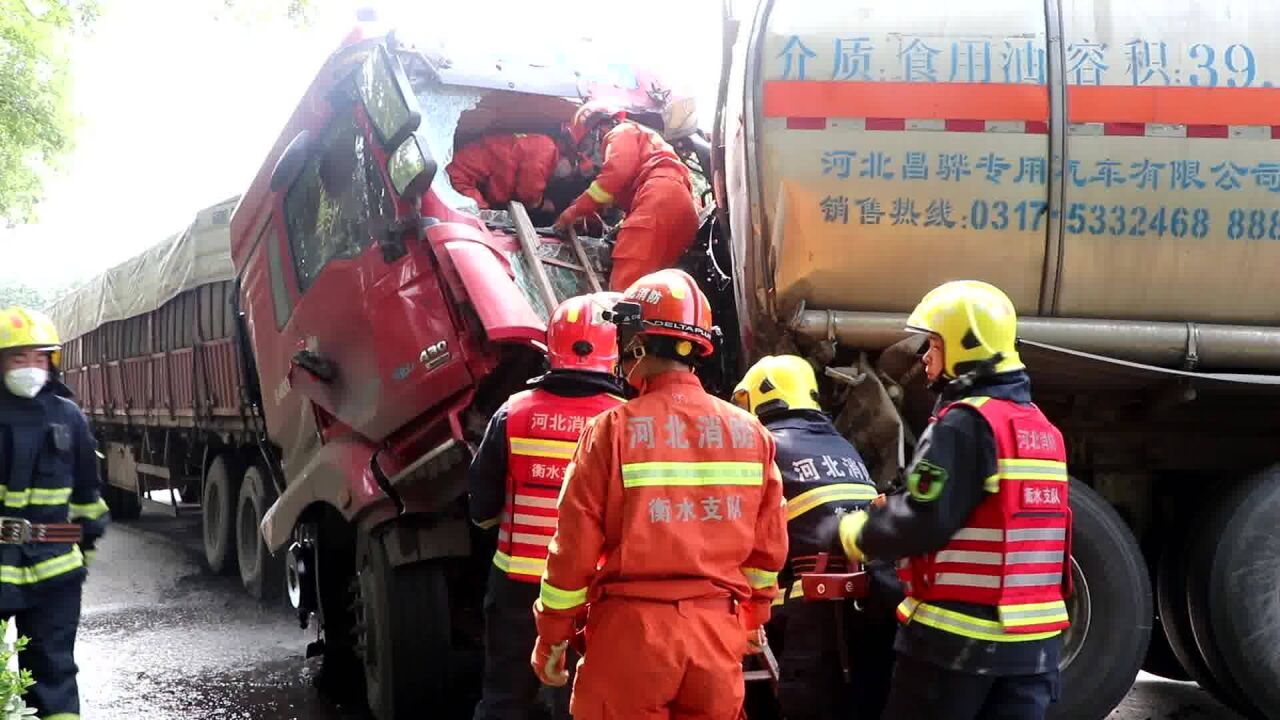 衡水发生危险事故!4辆大车追尾2人被困,武邑消防紧急破拆救援