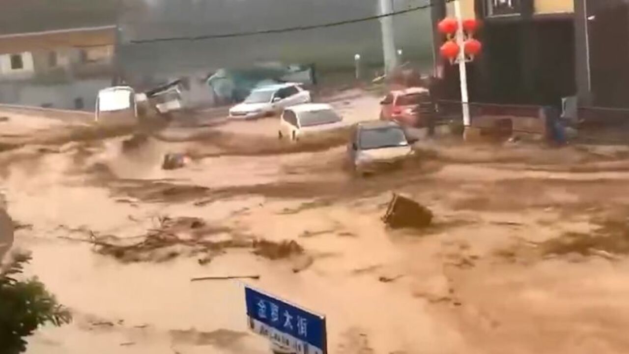 山西中阳县强降雨洪水涌入街道,商铺:1米多高,全是泥,活了34年没见过这么大洪水