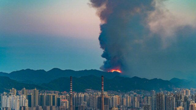 快下雨吧!由于持续高温干旱,重庆北碚区缙云山发生山火