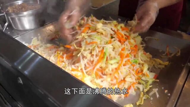 农村阿姨做煎饼,和出的面像水一样柔软,最忙的时候一天卖上千张