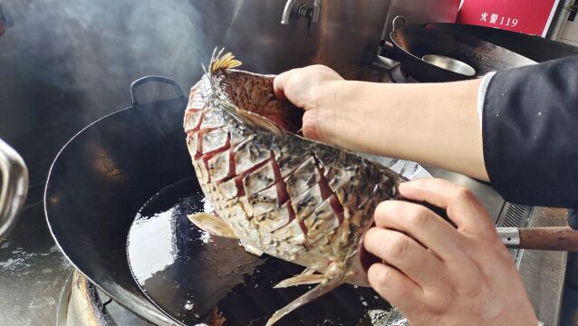 用3斤多的鲤鱼做干烧鱼,一道更考验厨师手艺的传统菜