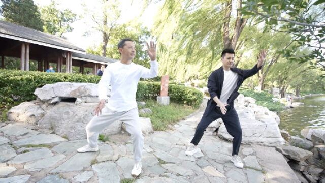 今天教師節，主播嚴於信給老師帶了份“小驚喜”
