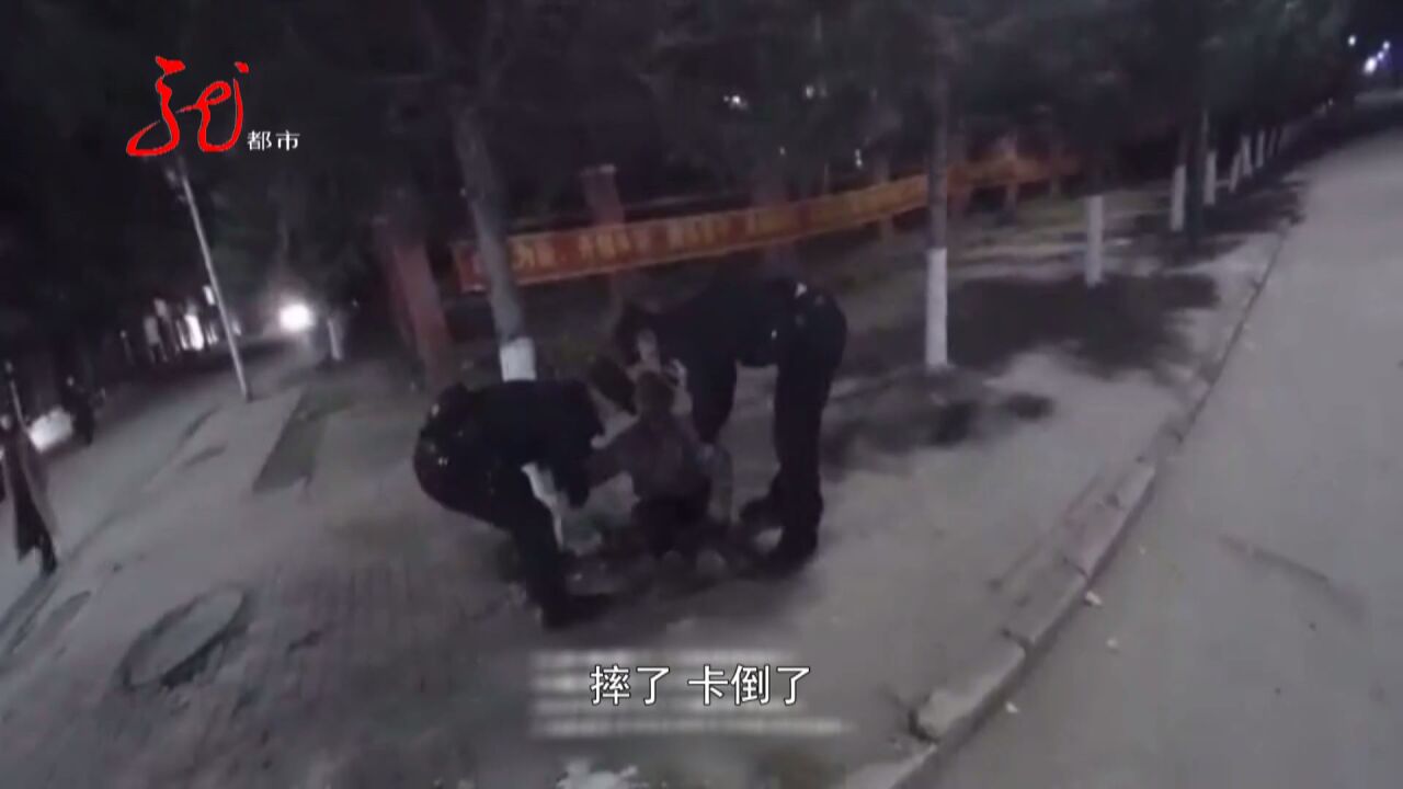 伊春:老人摔倒迷路 民警帮忙找家