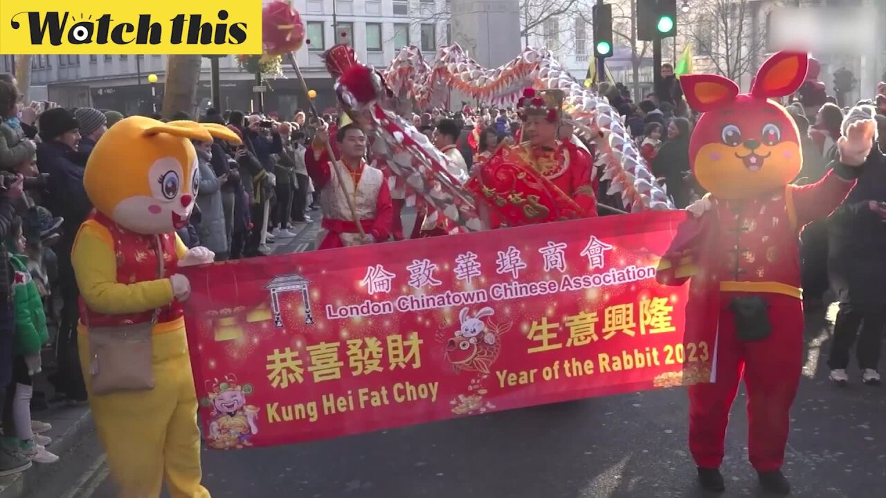 英国伦敦华人社区庆祝新年:舞狮舞龙好不热闹 吸引各国民众围观