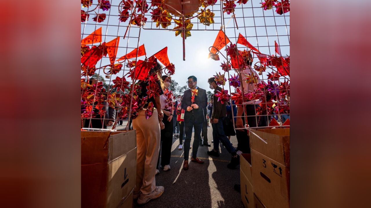 香港保安局局长邓炳强年初二走访多地为当值纪律部队打气