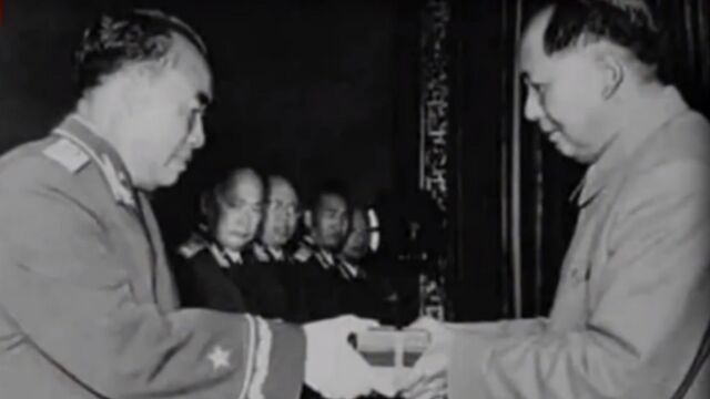 1955年,毛主席亲自授予朱德元帅“八一勋章”,是最高荣誉