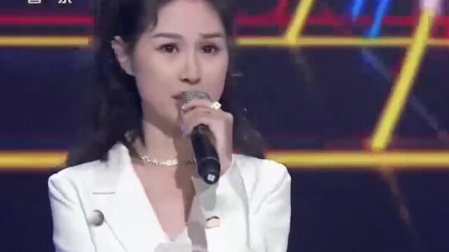 阿悠悠演唱歌曲《我从草原来》,声音浑厚,气势如虹