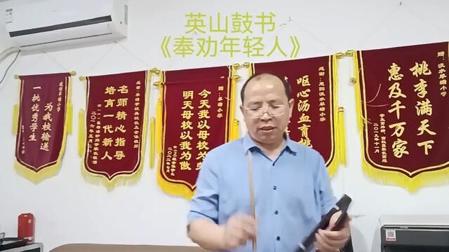 孝字的含义,上边是老子的一半,下边是儿子的子,也就是说老了要扶着儿子,要靠子女!所以年轻人必须要尽孝道.