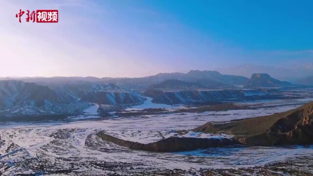 初春薄雪新疆天山托木尔大峡谷美景如画