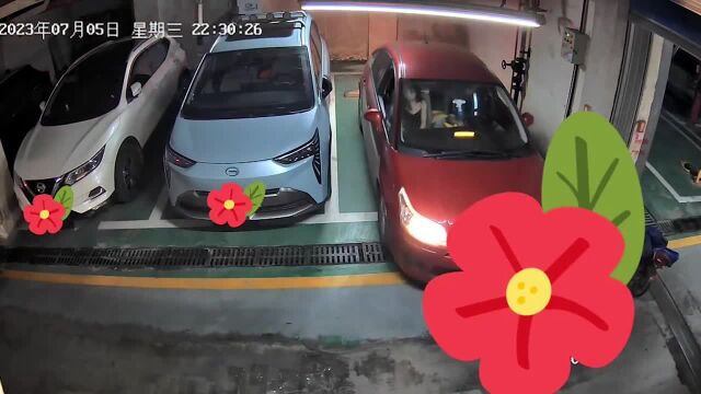 车位太窄了,红车只能靠的很里面停车,网友:这个车位也太窄了吧