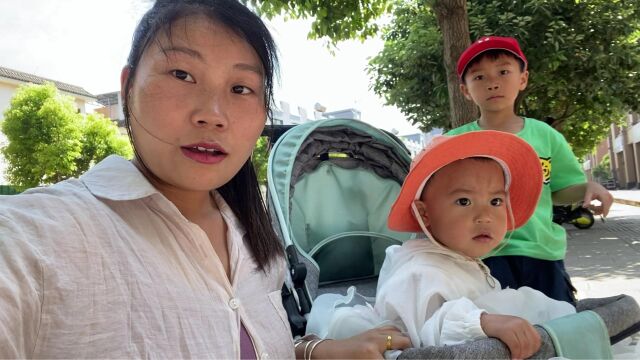 华一上班饭点到了不能回家,小烨在家带两孩子,记录娘3个的生活