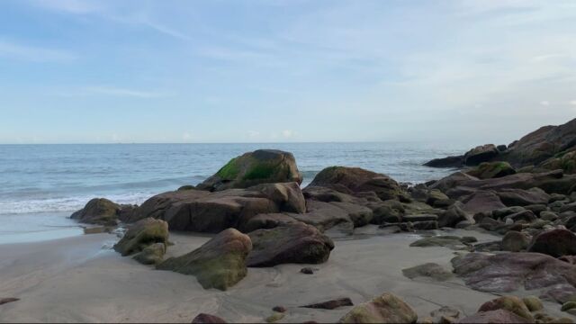 一面倚山,一面倚海,享受南澳岛海滩的美景.