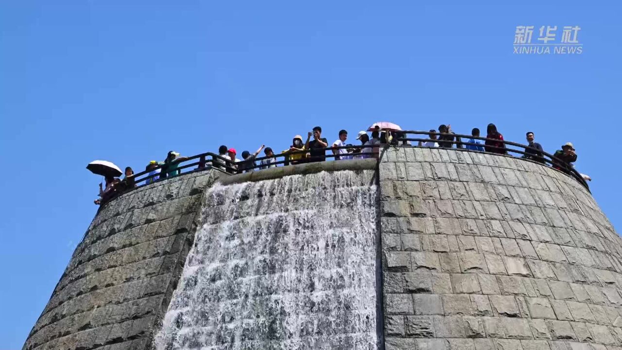 湖北宜昌:“五一”假日 三峡大坝景区人气爆棚