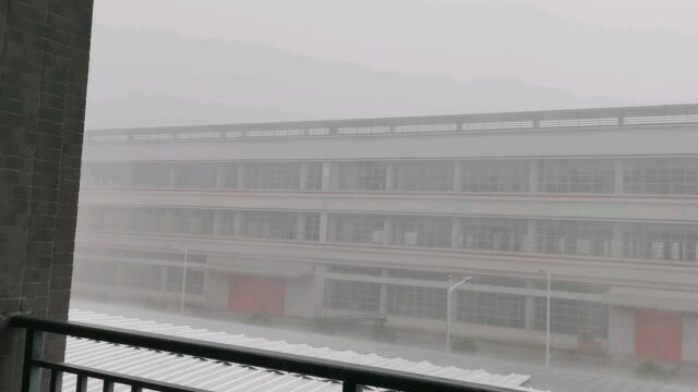 纯真实的狂风暴雨,狂风推着暴雨走